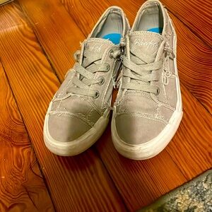 Low top sneakers